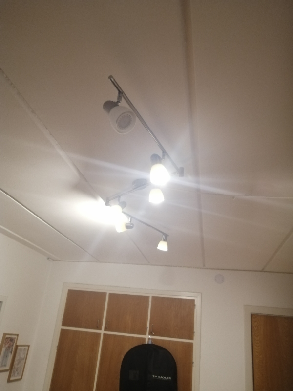 Hænge 6 lamper op, 7 mørklægningsgardiner og 2 persienner