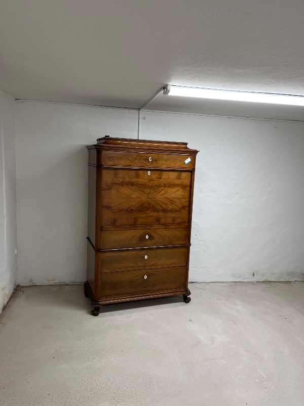 Flytning af drag kiste og mahognikommode fra et kælderrum til et andet lige ved siden af og afhentning af defekt vaskemaskine