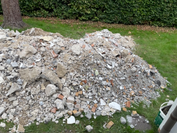 Fjernet affald fra forhaven. Primært beton og jord