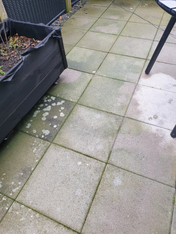 Rensning af fliser på terrasse til sommer..