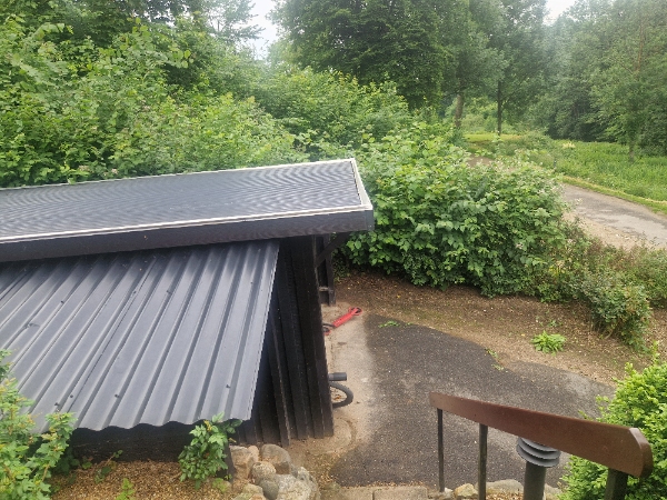 Hækklipning og lugning af bede