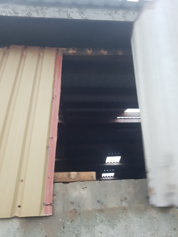 Sætte metalplade fast