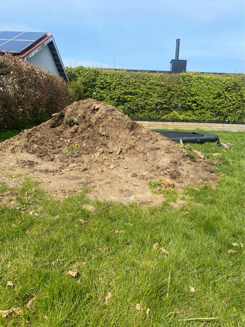Fjerne jord efter udgravning til trampolin