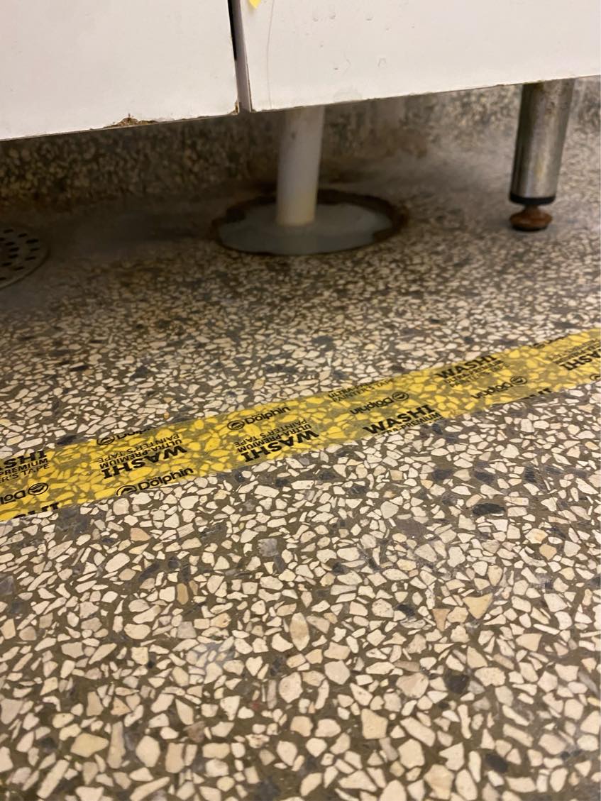 Rensning af tilstoppet afløb under håndvask.