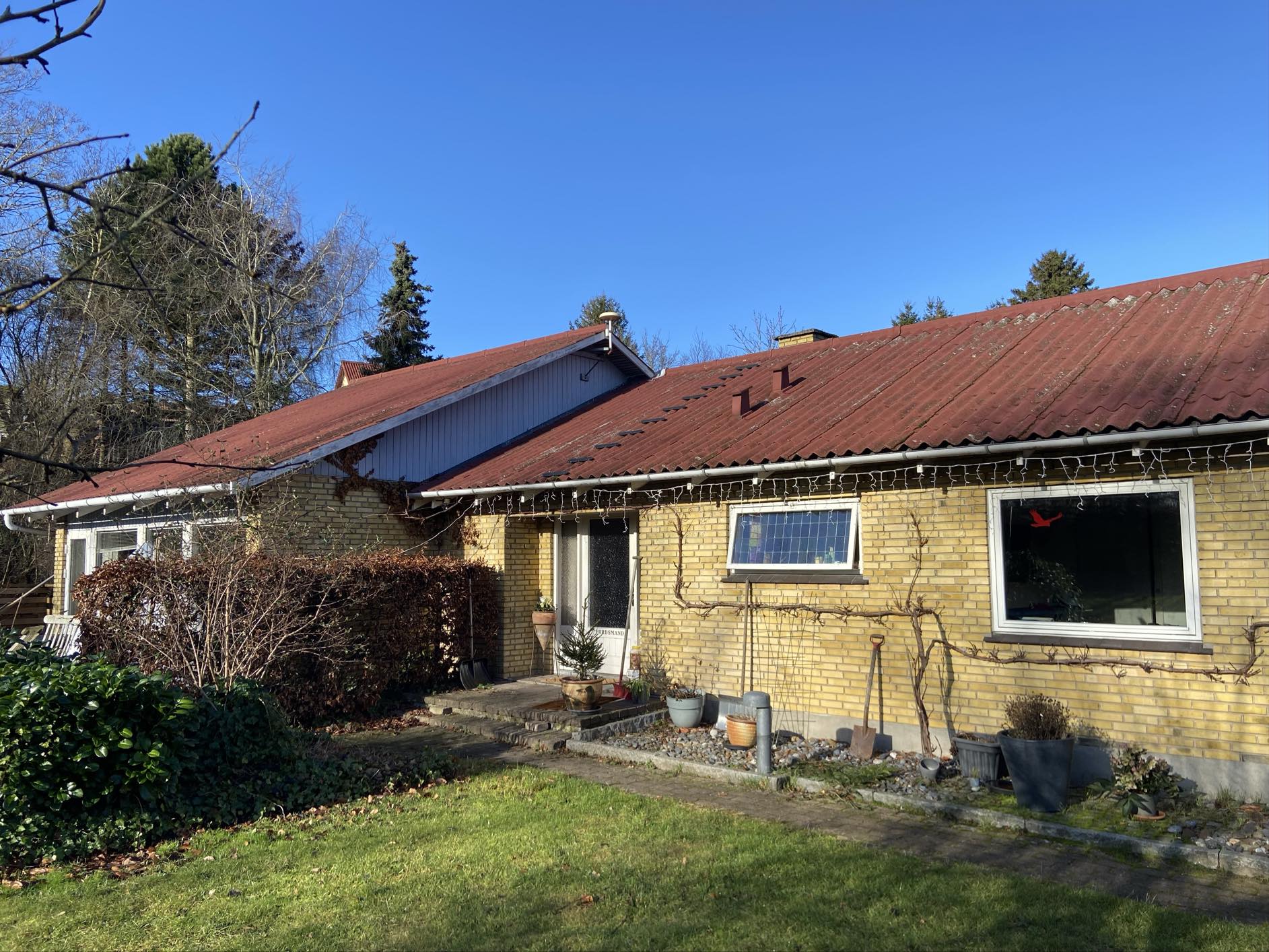 Opsætning af net langs tagskæg der skal forhindre fuglereder