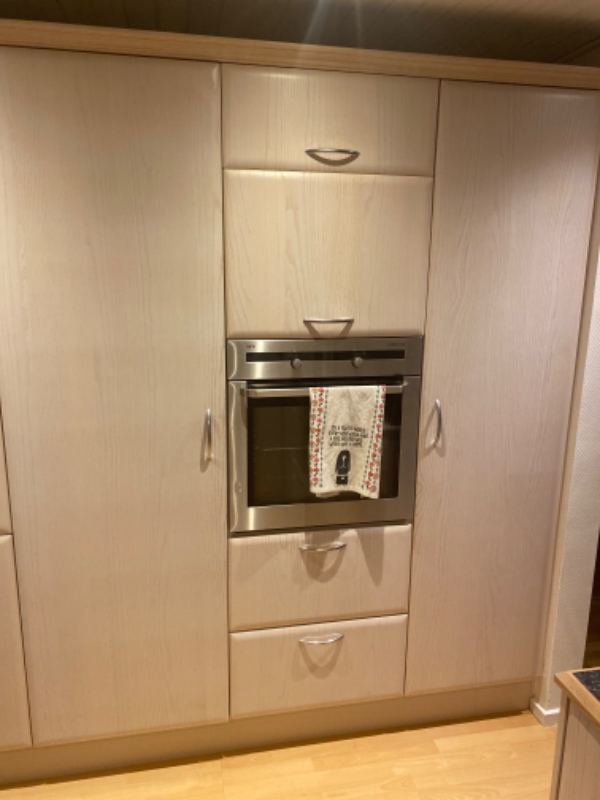 Male køkken skabe og trim lysegrå.