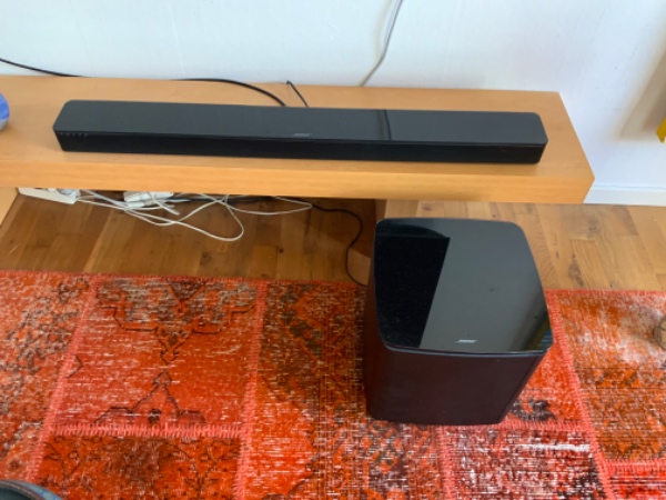 Vi skal have koblet vores dvd til vores smart-TV, og så skal vi have vores musikby-kke koblet til sm