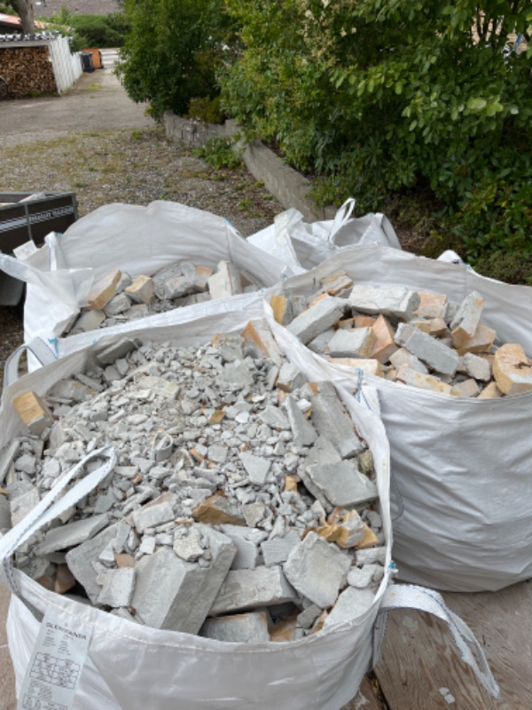 Afhentning af nedrevet murstensvæg