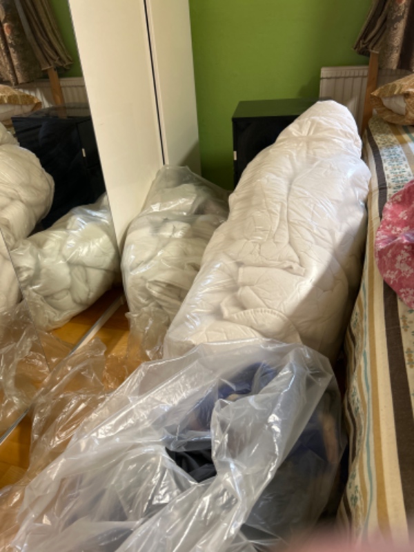 Udsmidning af 2 gamle dyner + tæppe + sengebord