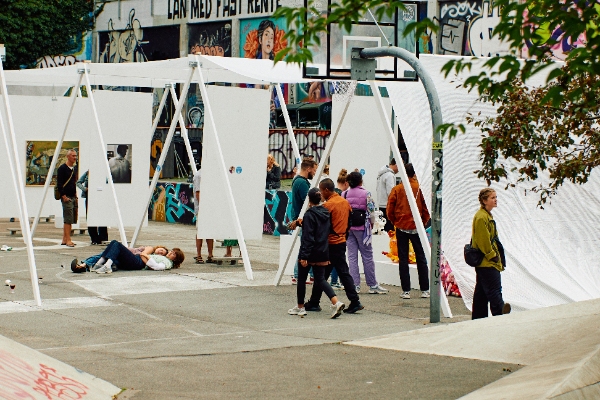 Opsætning af konstruktioner til udendørs kunstfestival