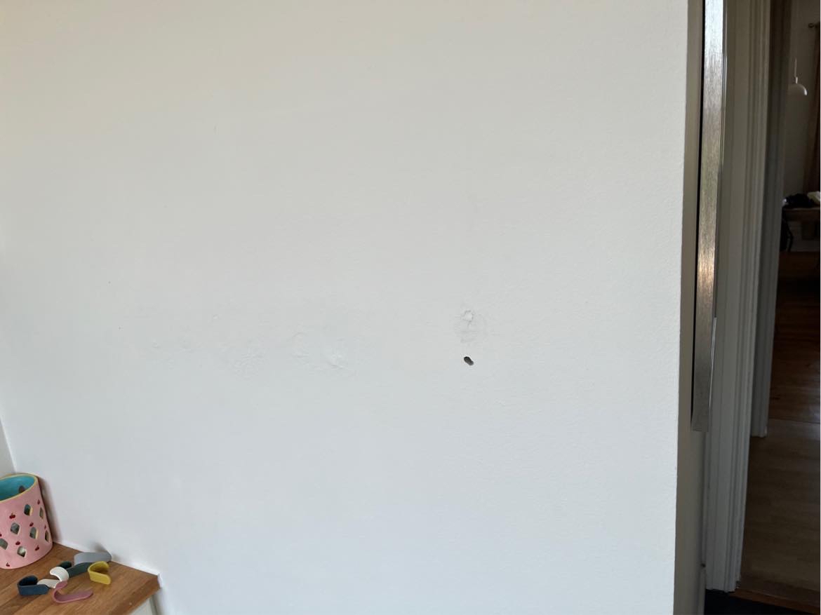 Sætte håndklædeholder op i køkken