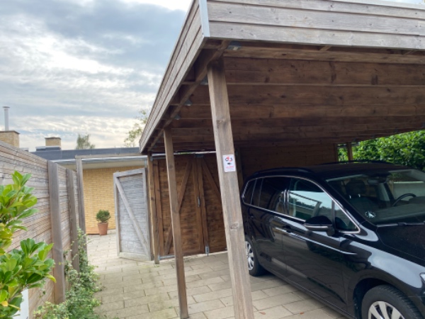 Påføring af træbeskyttelse på vores carport (+ evt. skur). Den er netop behandlet med grundingsolie.