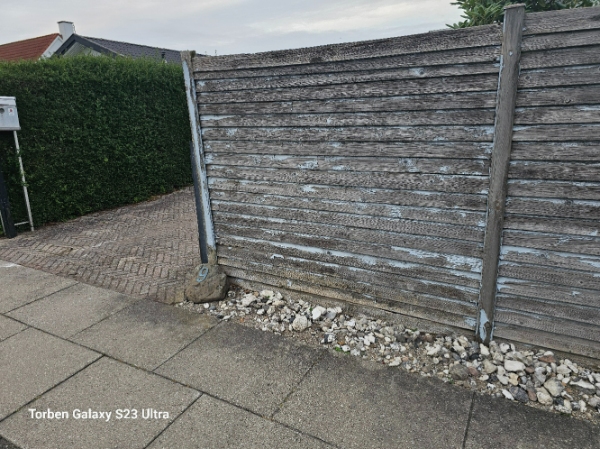 Nedtagning og bortkørsel af gammelt hegn 14 m, ikke støbt, som plader langs hegn Fjernelse af 2. jernstolper fra gl. låge, skal skæres under sten.