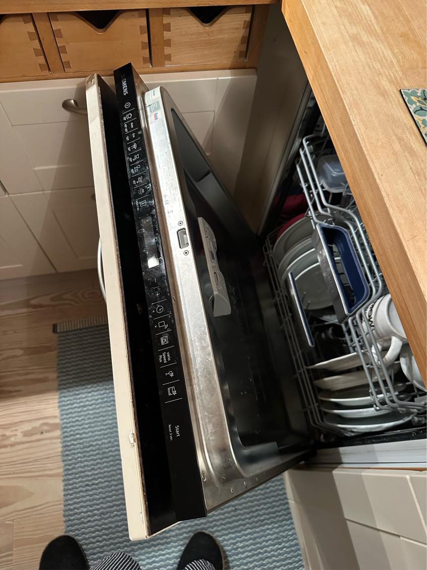 Reparation af låge, som er påmonteret en Siemens integrerbar opvaskemaskine