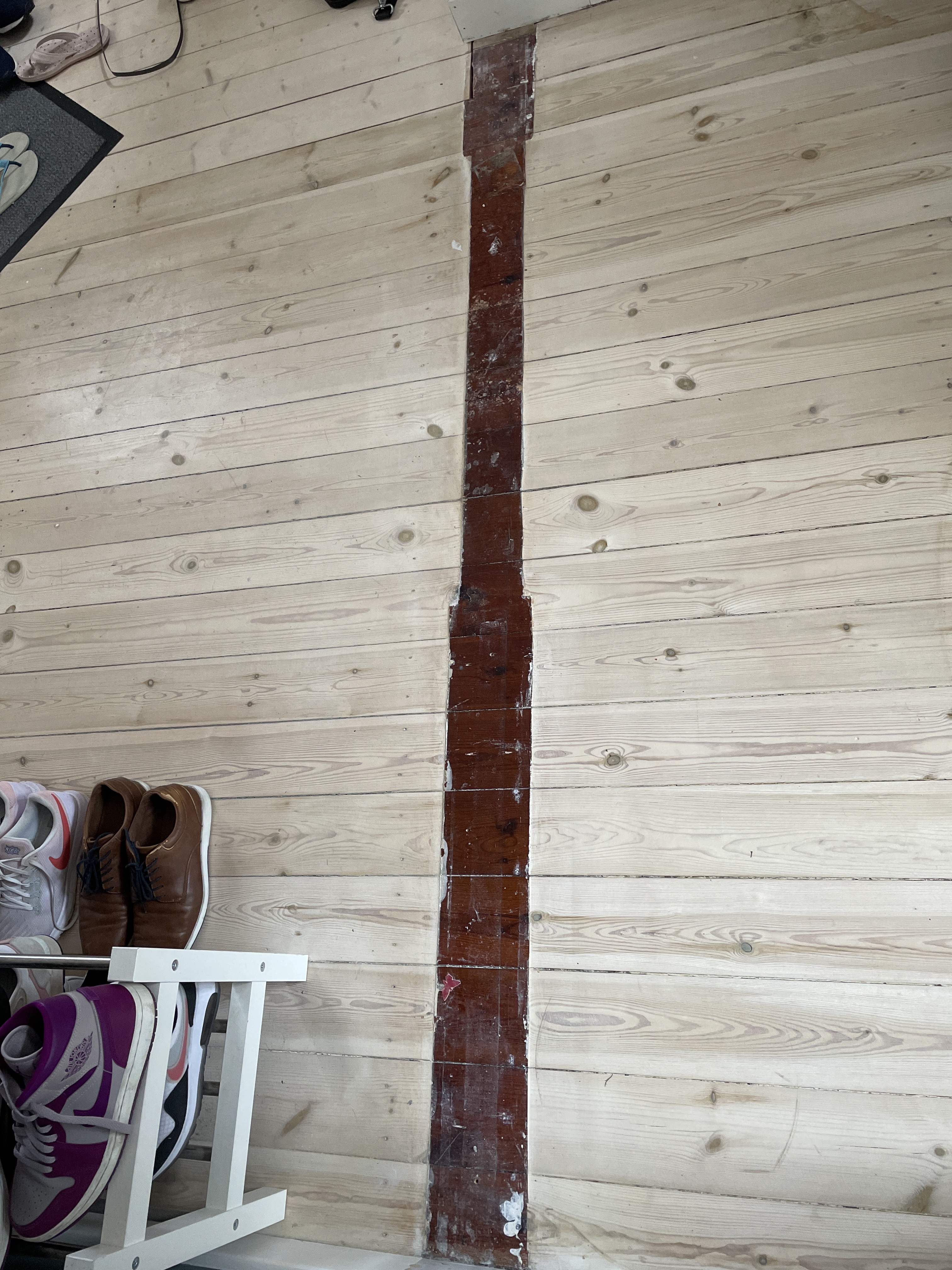 Slibning af stribe af trægulv efter ombygning