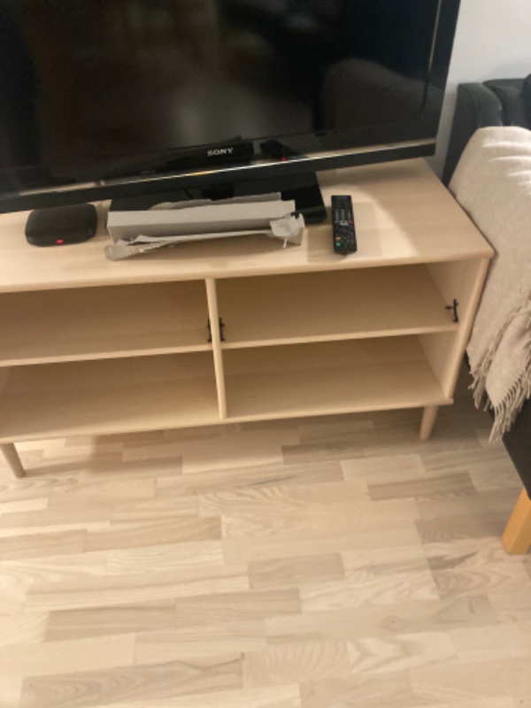 Damlet et tv skab det lågerne der mangler
