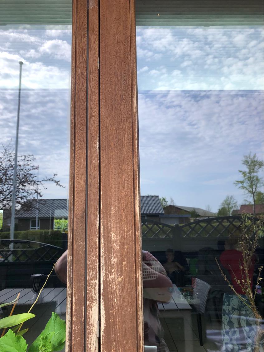 Slibning og olie af mahogni vinduer