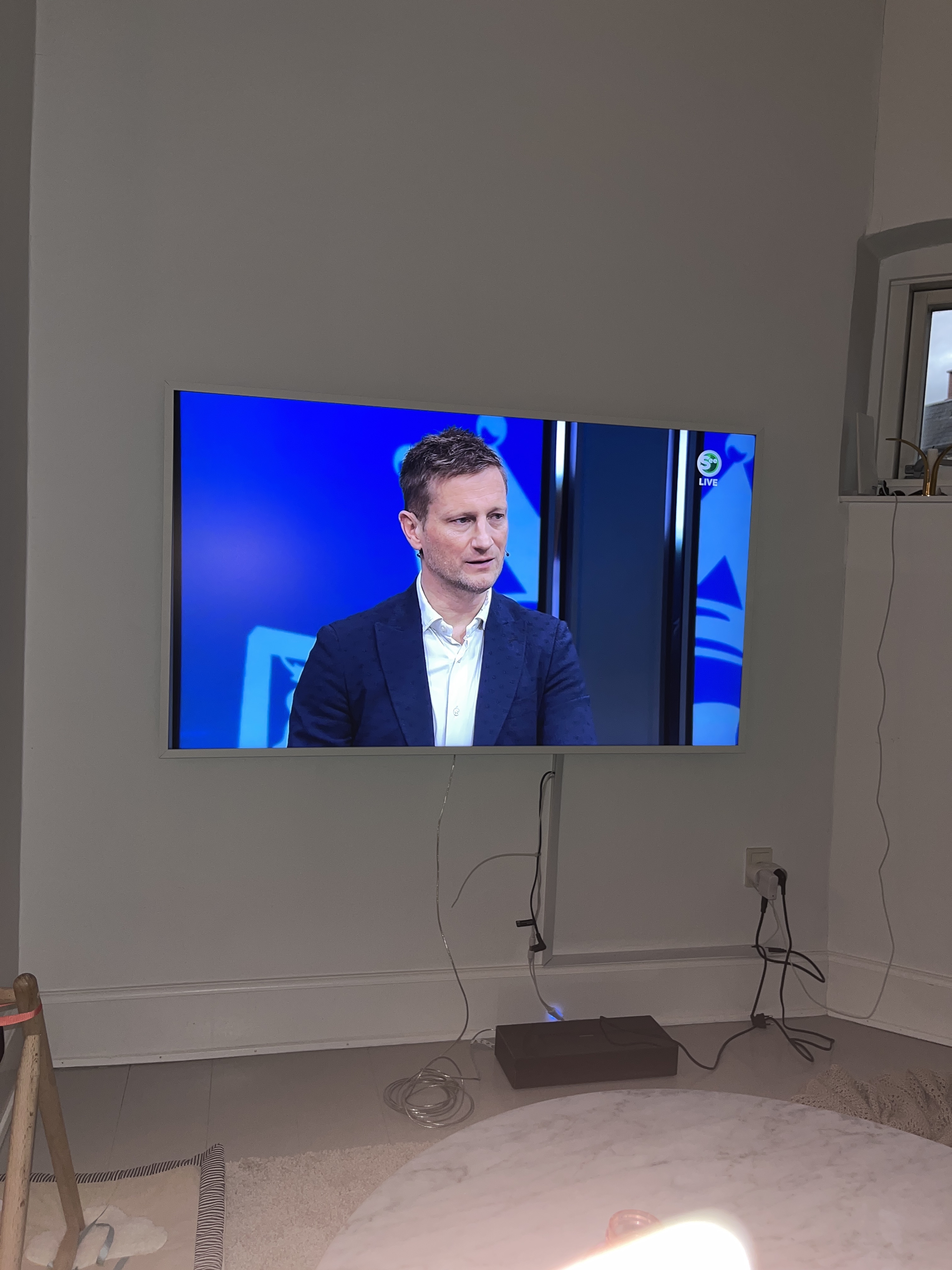 Loftslampe udskiftes OG TV-beslag udskiftes samt hænge TV-møbel op