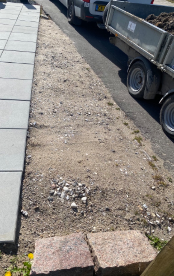 Færdiggørelse af fliselægning mod vej