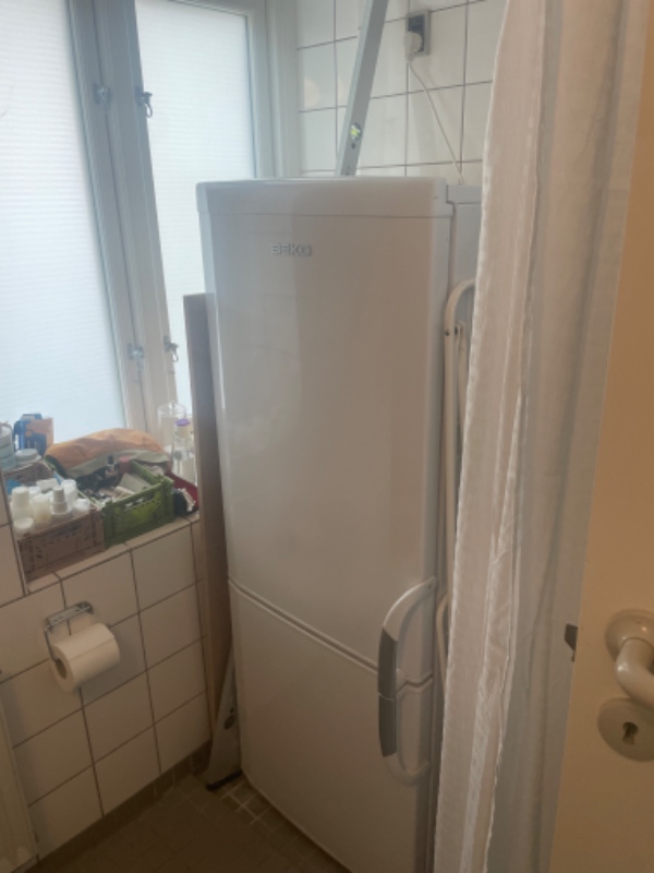 Kører køleskab til genbrugsstation