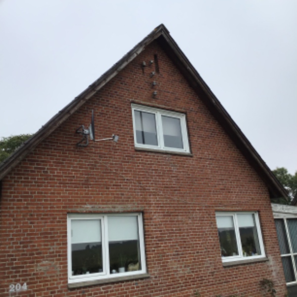Nye Sternbrædder på forsiden af huset.