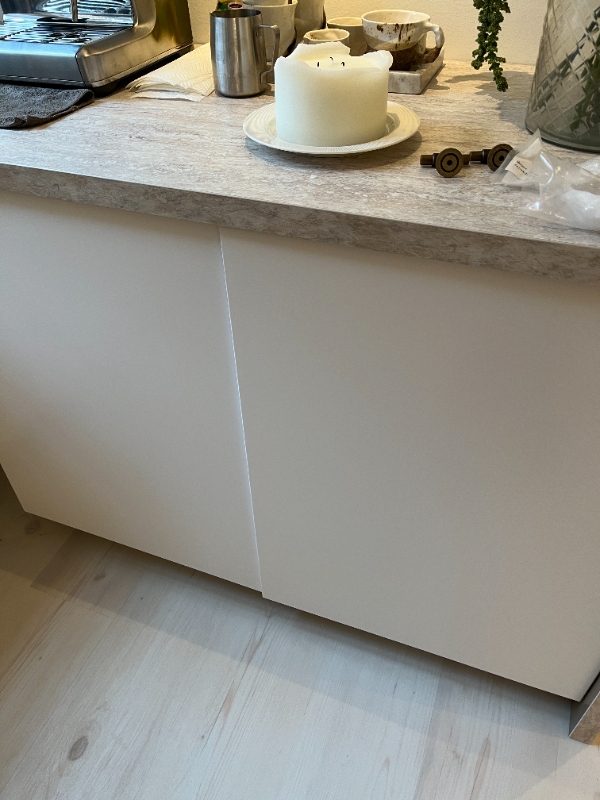 Opsætning af en enkelt loftlampe. Påsætning af 2 greb på skabslåger. Ophæng af whiteboard på væg. Påsætning af liste.