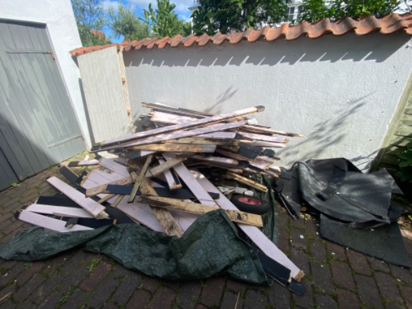 Fjerne et adskilt træskur