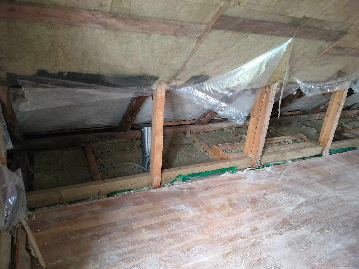 Tømmer til isolering af tag