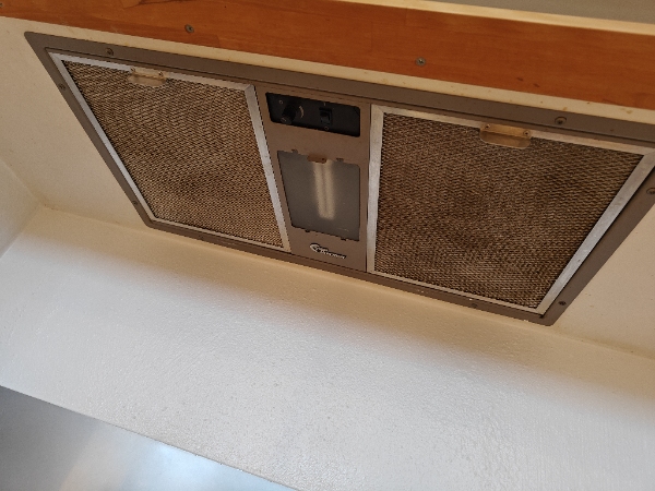 Opsat emhætte og nedtaget den gamle