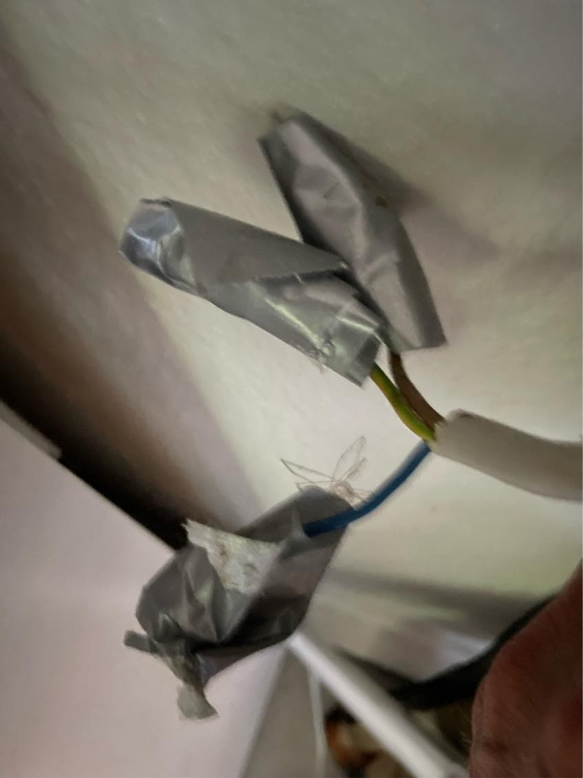 Udskiftning af gamle el-udtag til nye stik.