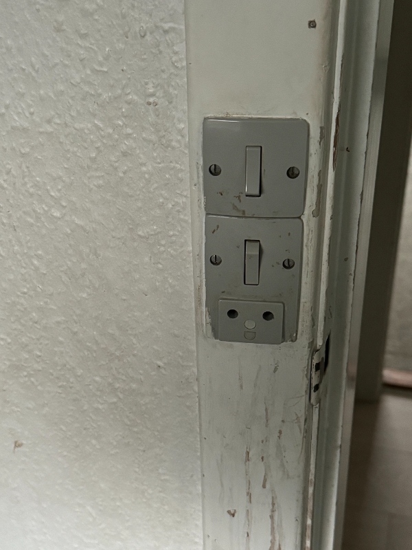 10 nye stikkontakter i huset de er på dørkamen men skal i vægen