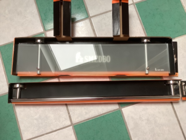 Skiftet en badeværelseshylde/glashylde.