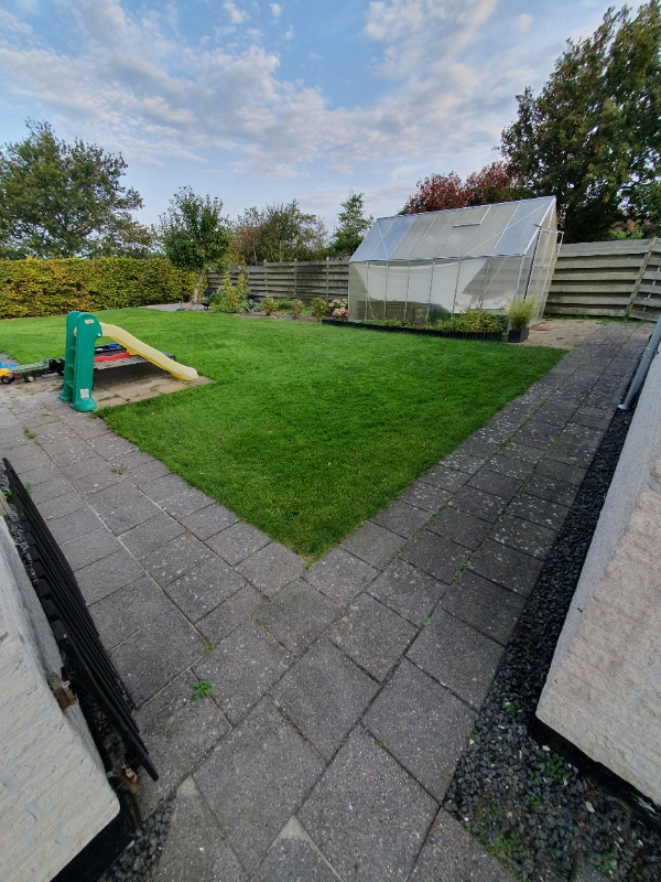 Luget ukrudtet fra bed foran huset, samt indkørsel (granitskaver) og langs hegnet, samt mellem alle fliser