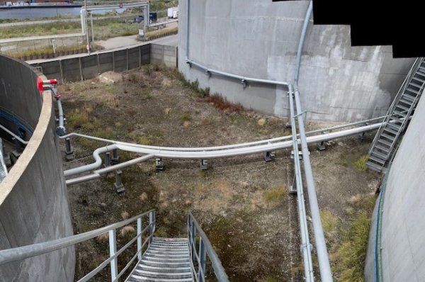 Fjerne ukrudt med buskrydder på en olieterminal