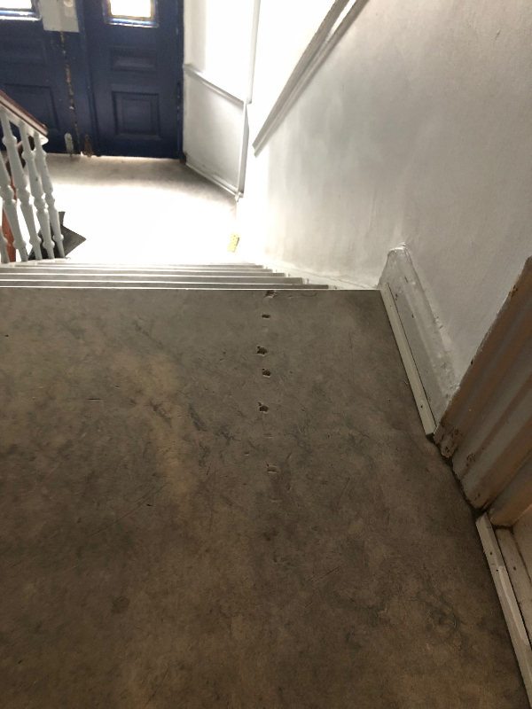 Lapning af huller i linoliumsgulv