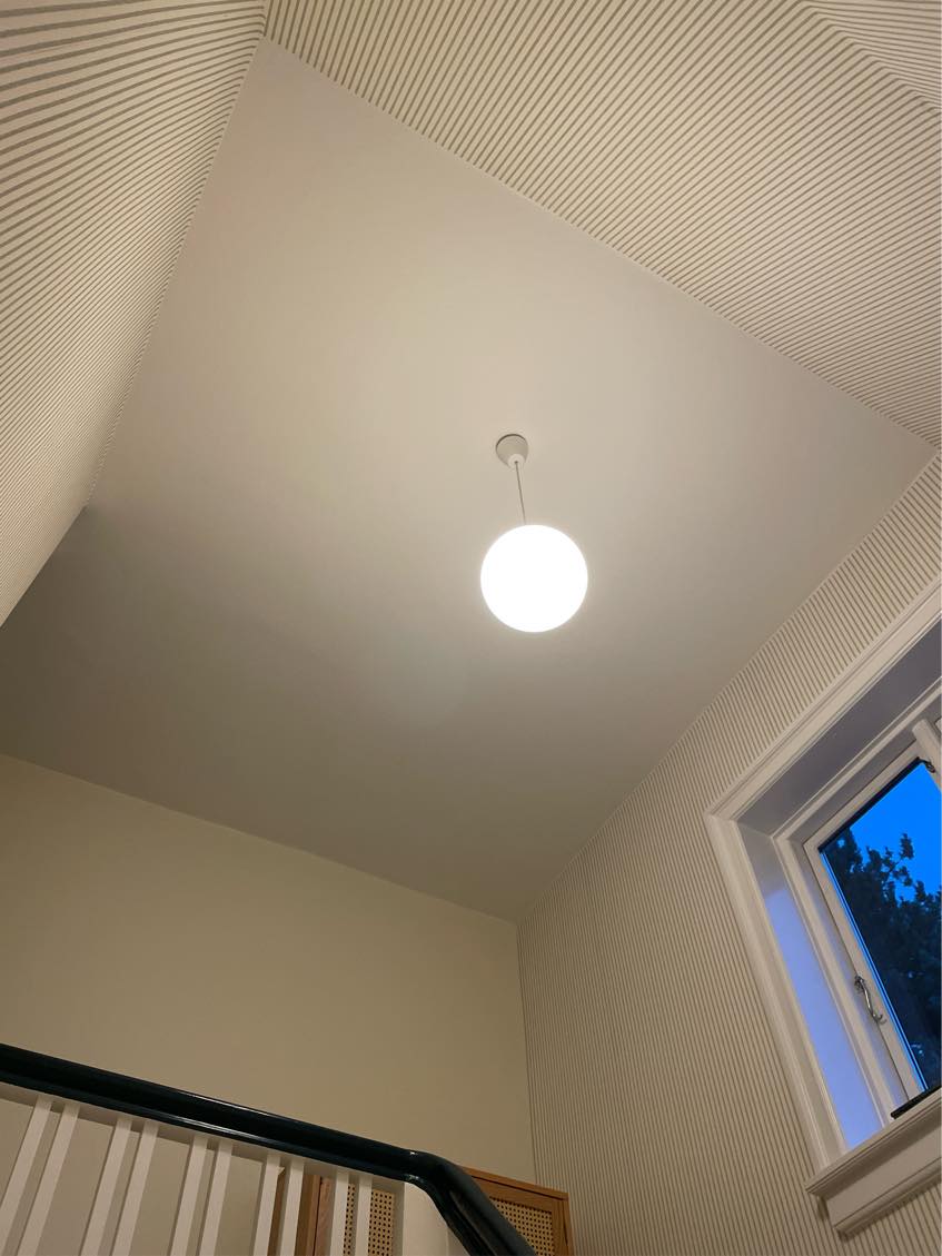 Hænge lampe op i trappeopgang