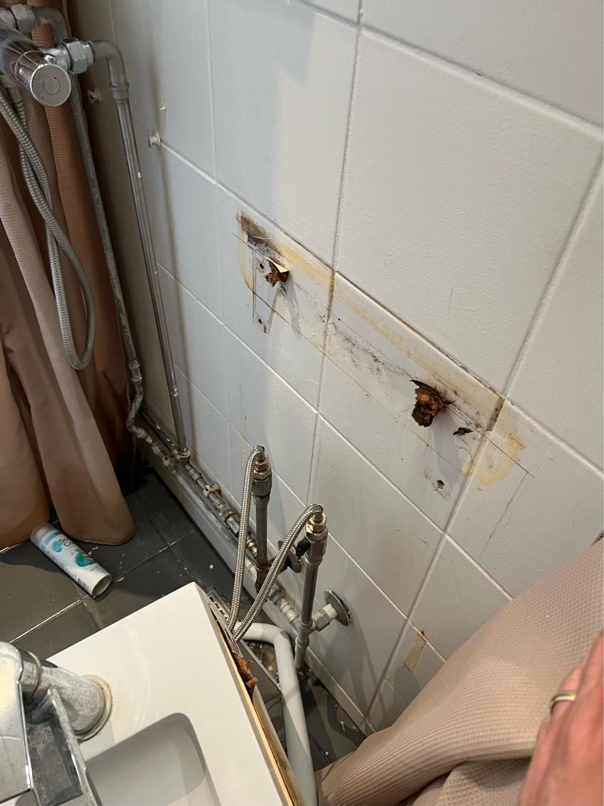 Ny vask skal sættes op og armaturer fra den gamle skal flyttes over på ny vask