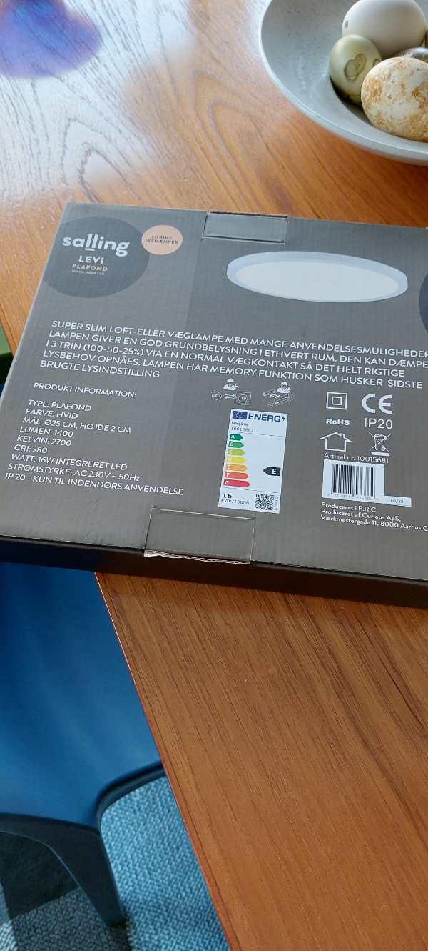 Loftlampe sættes op i entre