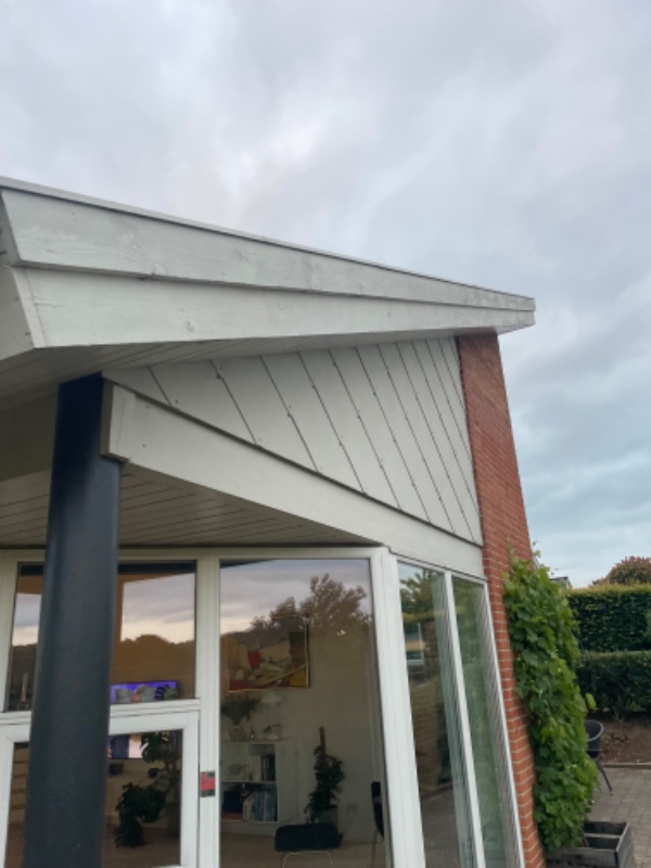 Maling af udhæng rundt om hus og sternbrædder på 3 gavle. Højde til kip på den ene gavl er 6 m.