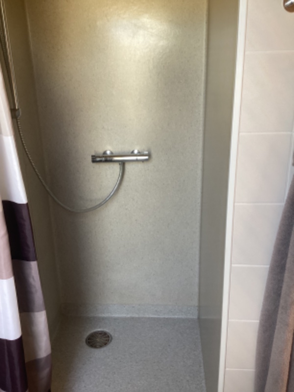 Skiftning af fuger i brusekabine