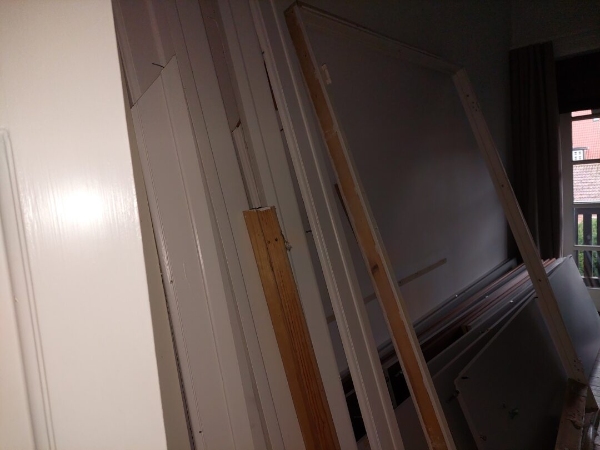 Der er masser af skabe, der skal bortskaffes, de er ovenpå.