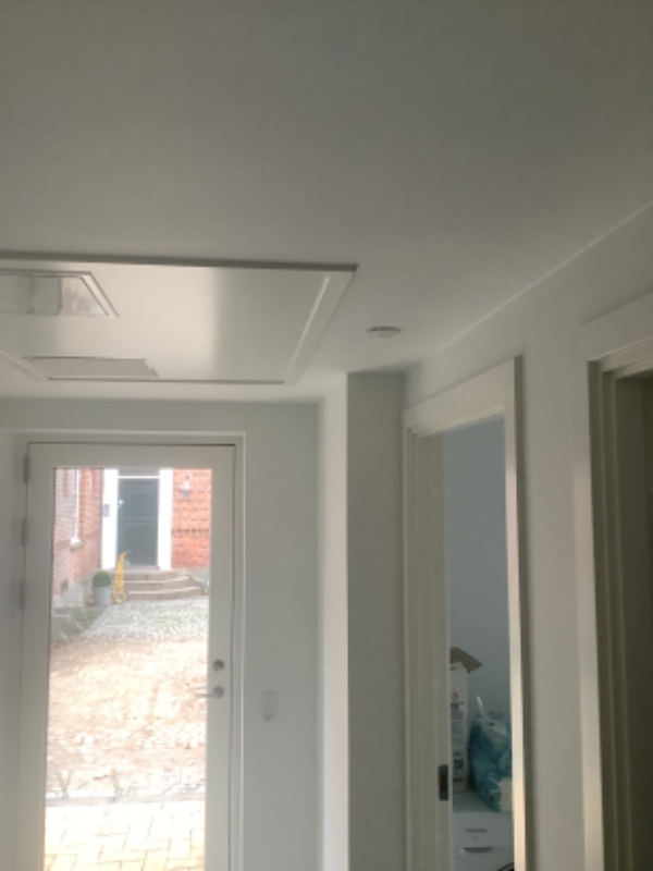 Opsat lamelgardiner i stue , soveværelse og værelse. Lamper i stue og køkken og gang og soveværelse.