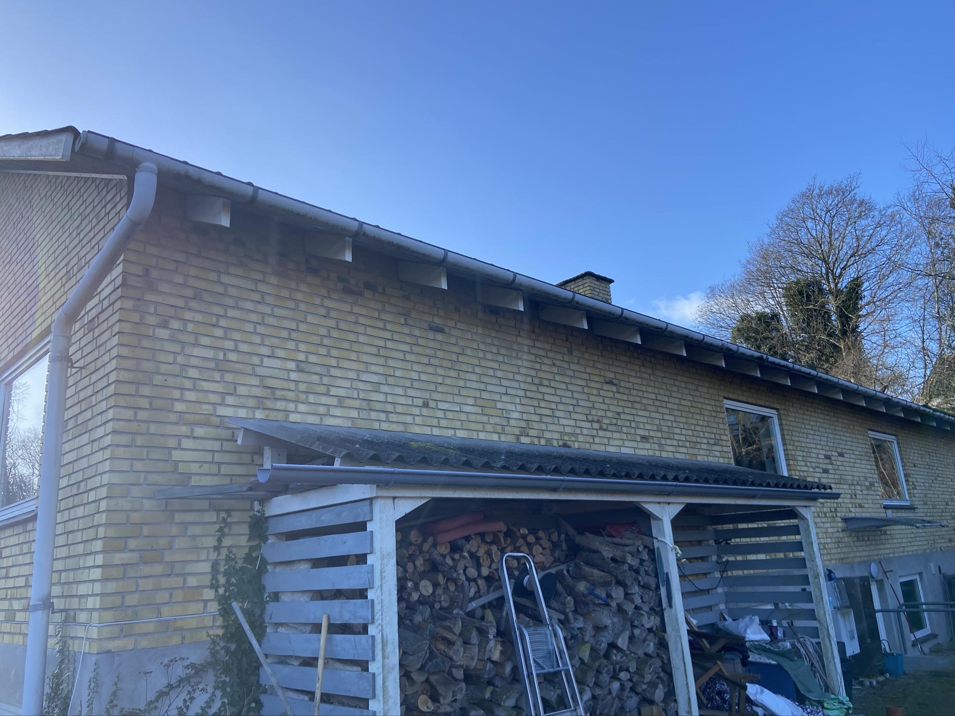 Opsætning af net langs tagskæg der skal forhindre fuglereder