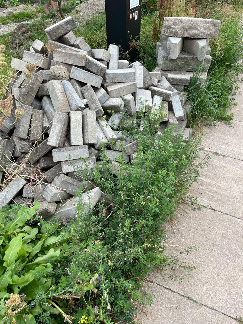 Køre betonsten på genbrugspladsen