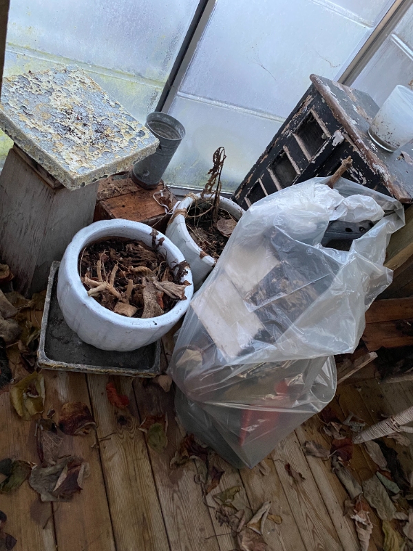 kørt haveaffald, krukker mv væk