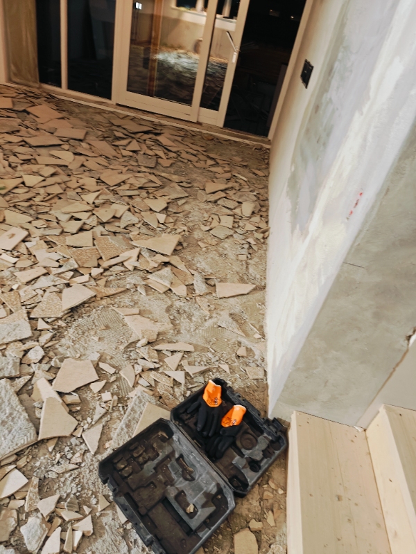 Bortskaffelse af klinker fra villa.