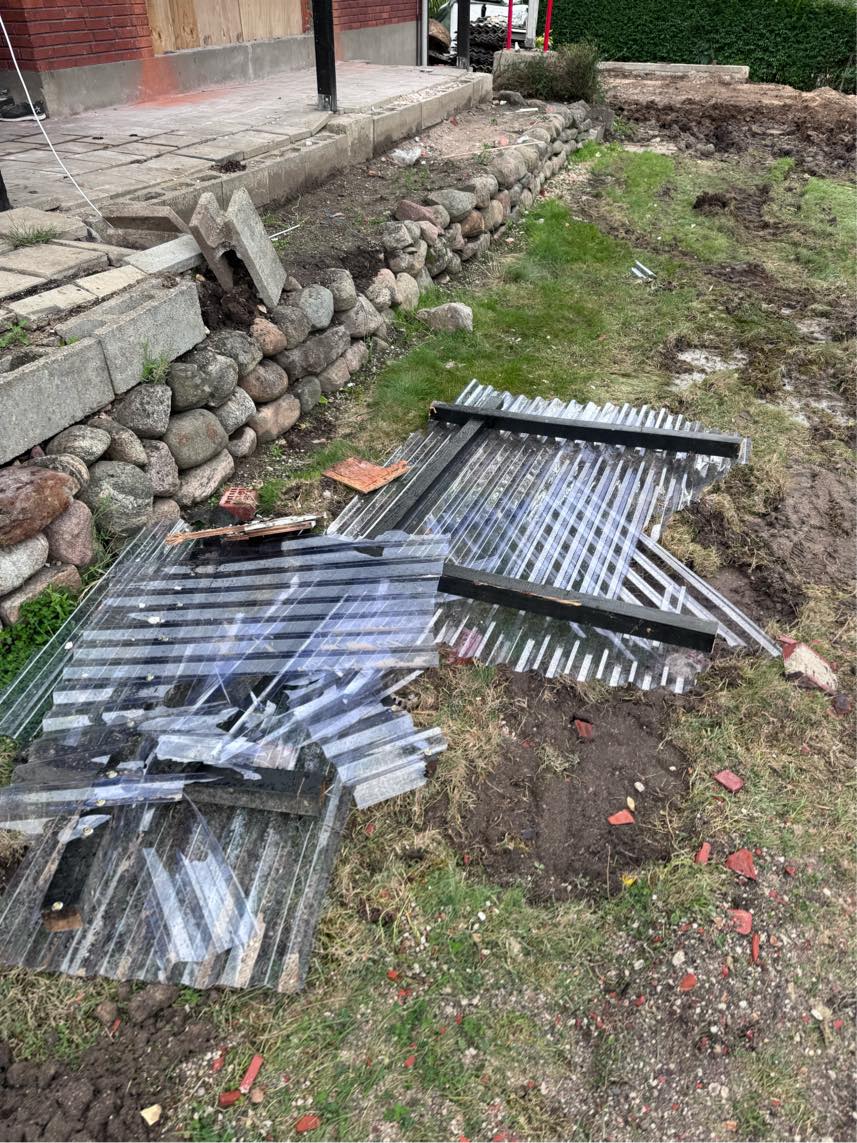 Fjerne loft i 2 rum og bortskaffe affald