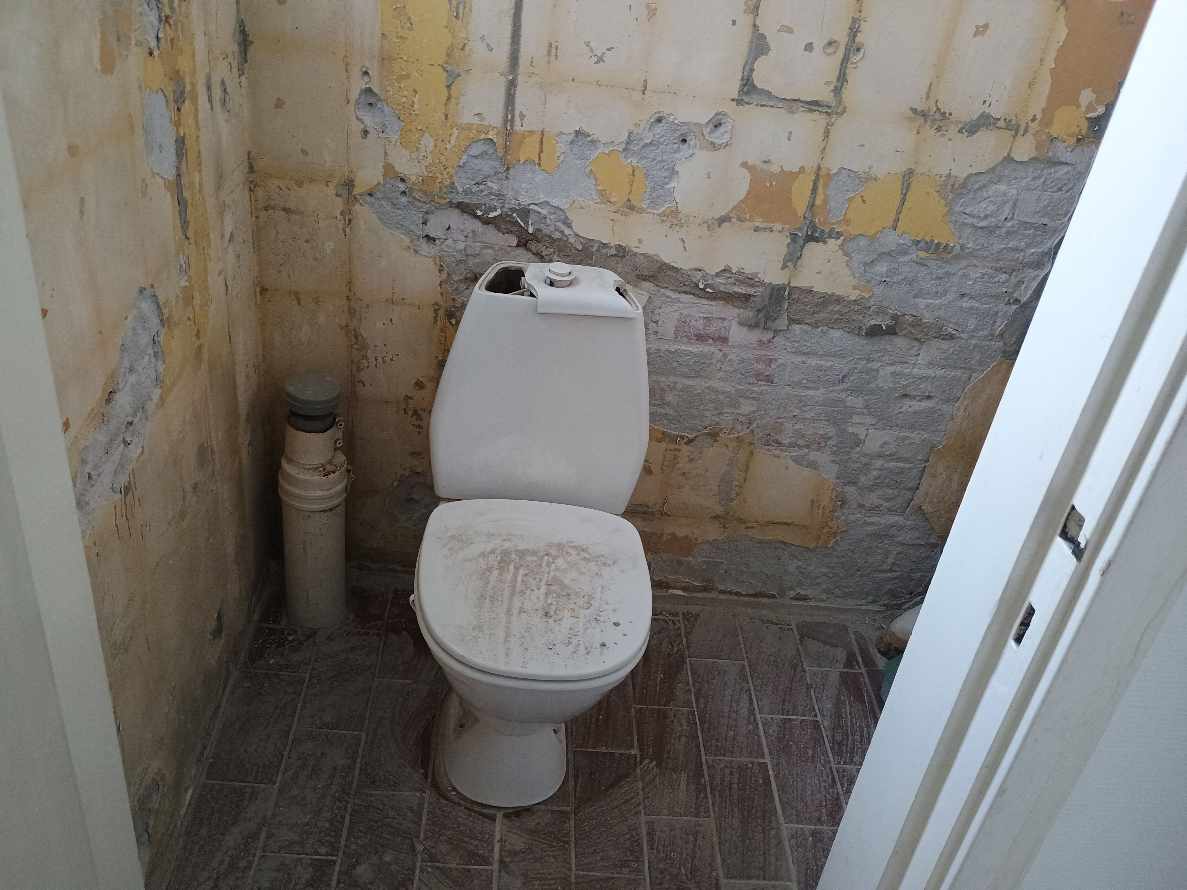 Fliser på toilet vægge og gulv (1x1,3m2)