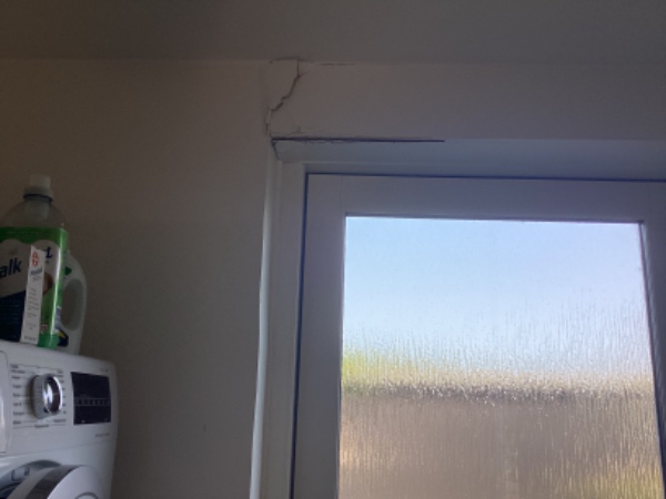 Ydervægge - der er nogle revner, som skal udkradses/efterfuges i mur/sokkel - ny fliser på trappe