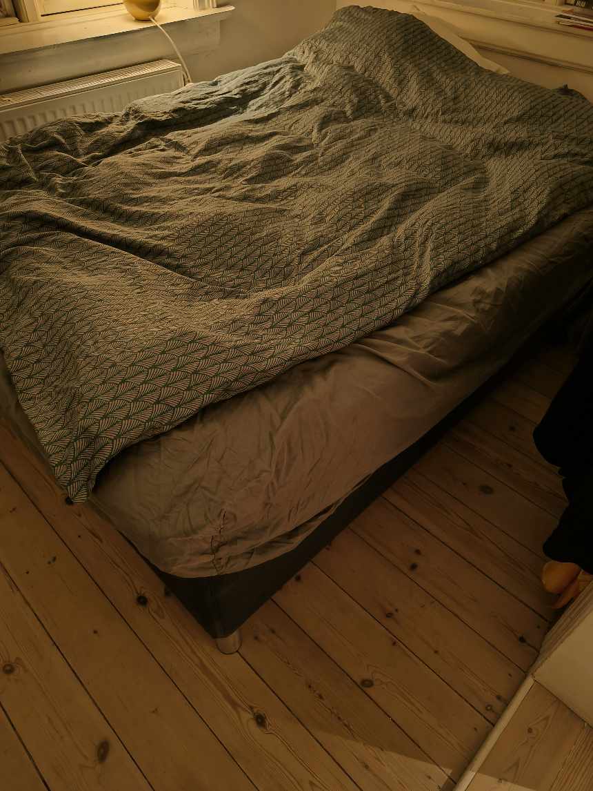 Flytte senge, 2 borde og 2 stole samt 1 tv